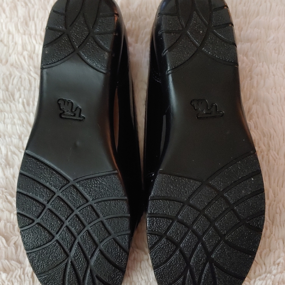 Patent leather loafers.  SIZE 9 1/2 W - Picture 6 of 8